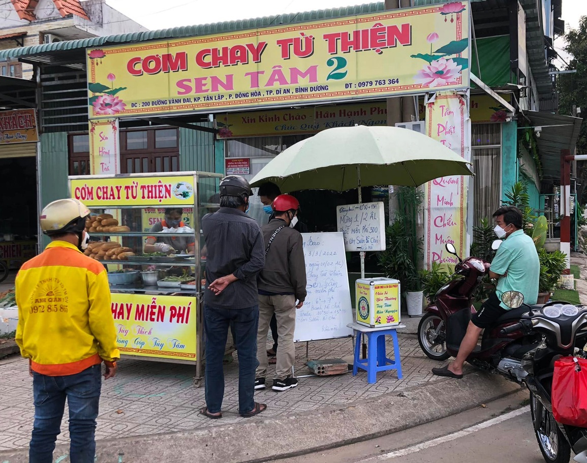 Liều vay 30 triệu mở quán cơm 0 đồng, sư thầy thành cứu tinh của bao người - 3 Liều vay 30 triệu mở quán cơm 0 đồng, sư thầy thành cứu tinh của bao người - 3