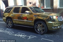 Cầu thủ El-Hadji Diouf khoe xe Cadillac mạ vàng