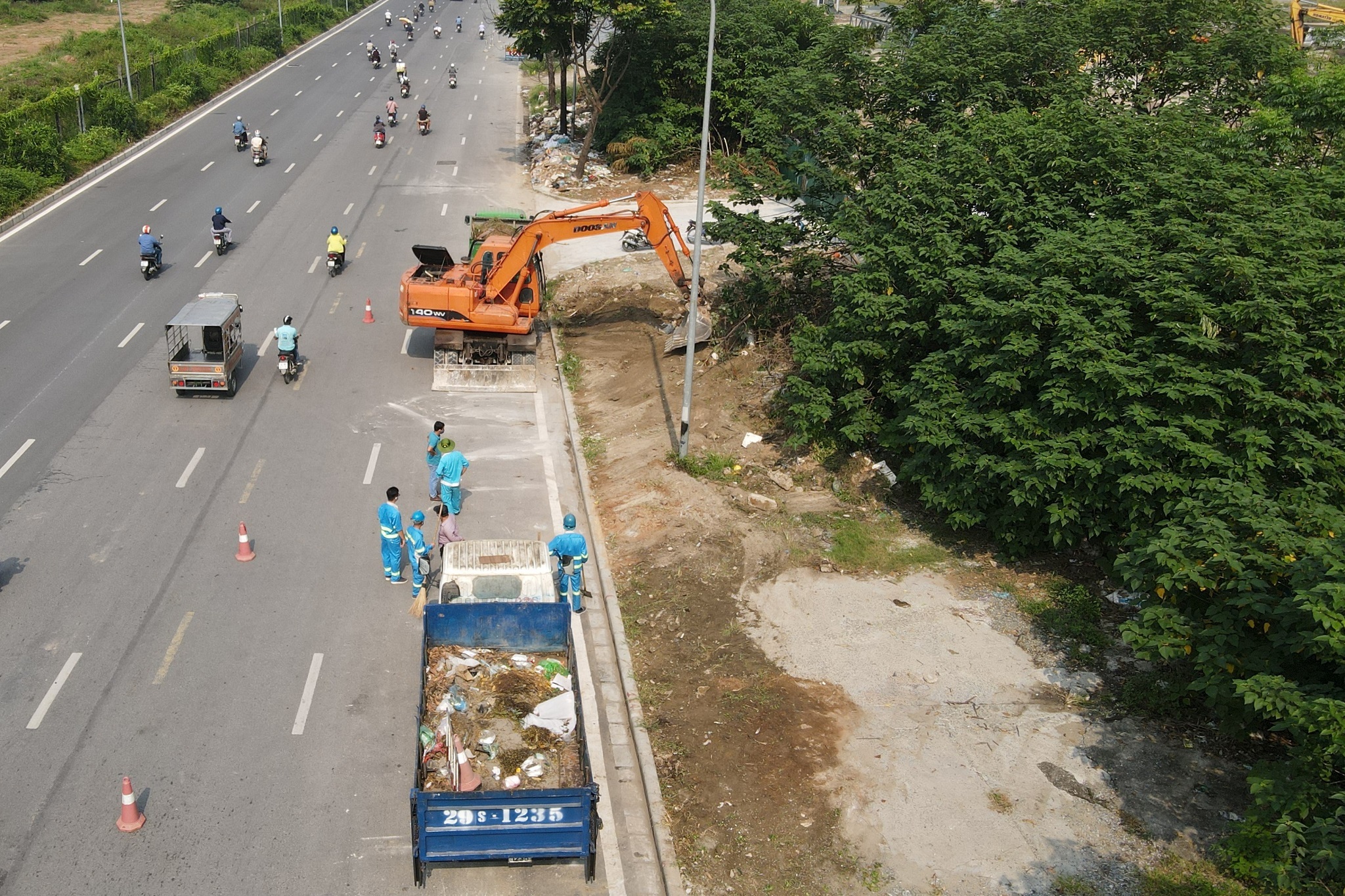 Dọn gần 200 tấn rác thải dọc đại lộ Thăng Long sau phản ánh của báo Dân trí - 12 Dọn gần 200 tấn rác thải dọc đại lộ Thăng Long sau phản ánh của báo Dân trí - 12