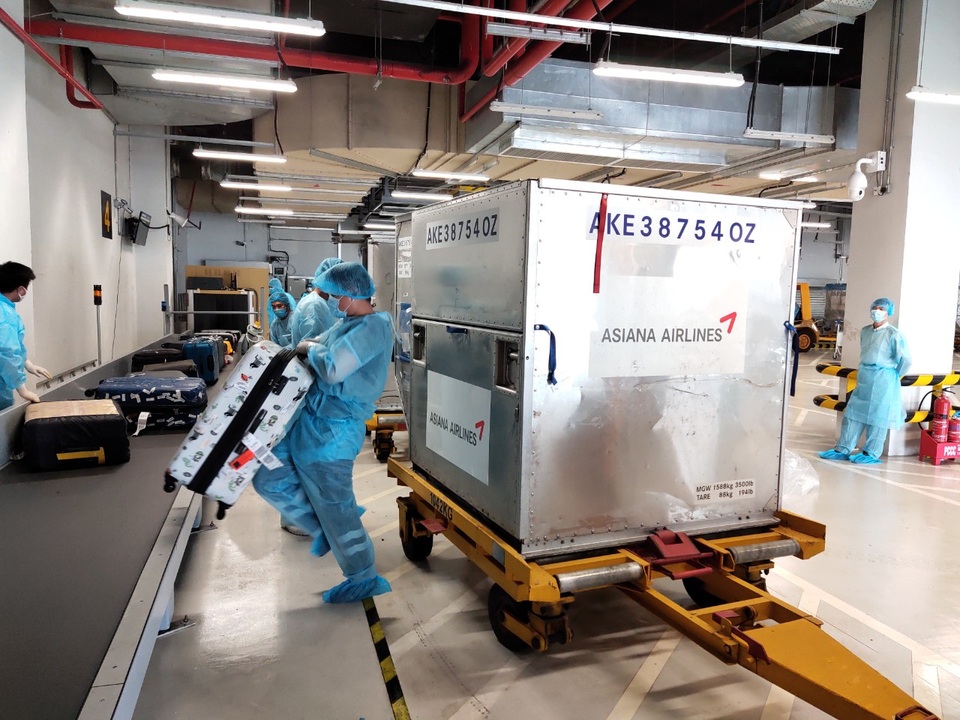 308 kỹ sư Samsung từ Hàn Quốc hạ cánh xuống sân bay Vân Đồn - 4