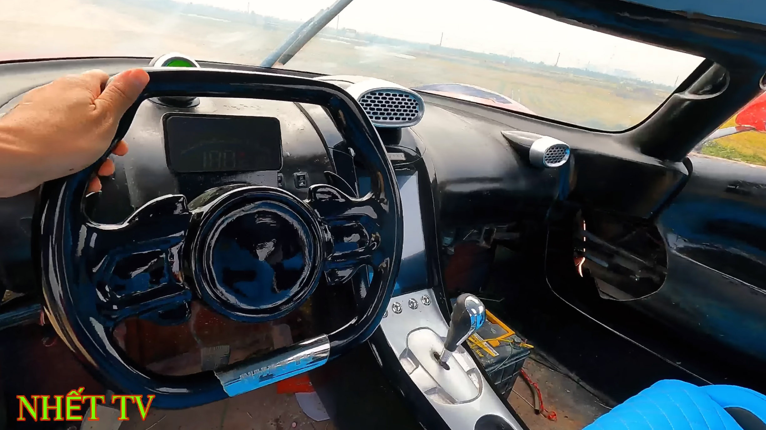 Siêu xe Koenigsegg Jesko do nhóm thợ Việt tự chế, dùng động cơ Toyota - 11 Siêu xe Koenigsegg Jesko do nhóm thợ Việt tự chế, dùng động cơ Toyota - 11