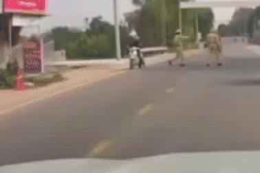 Khởi tố thanh niên 19 tuổi tông xe máy vào CSGT