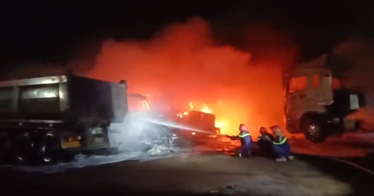 View - Cháy lớn trong bãi đỗ xe container ở Bình Định | Báo Dân trí