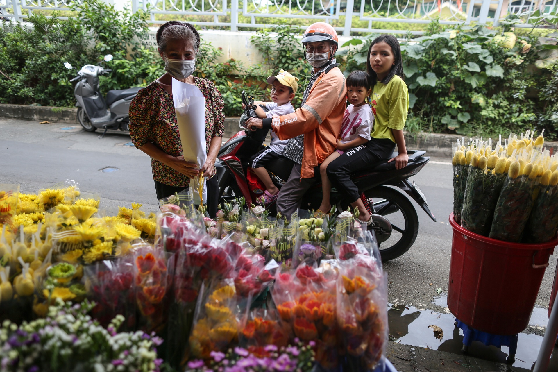 Bông hồng trắng, nén nhang và bình tro cốt mẹ của 3 đứa trẻ mồ côi - 7 Bông hồng trắng, nén nhang và bình tro cốt mẹ của 3 đứa trẻ mồ côi - 7