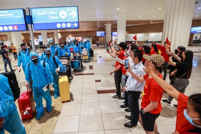 ĐT Việt Nam được chào đón nồng nhiệt ở UAE, sẵn sàng đua vé World Cup - Ảnh 9.