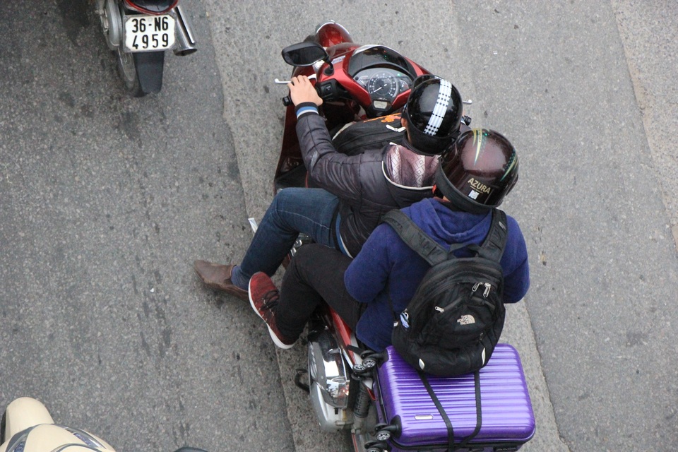 Người dân lỉnh kỉnh đồ đạc trở về thủ đô sau kỳ nghỉ Tết - 12