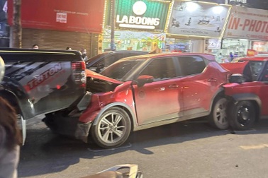 Ô tô đâm liên hoàn trên phố Kim Ngưu ở Hà Nội