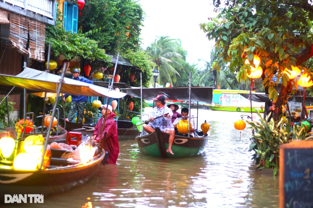 Du-khach-tham-quan-hoi-an-mua-nuoc-lut_congbinh 4 Du-khach-tham-quan-hoi-an-mua-nuoc-lut_congbinh 4