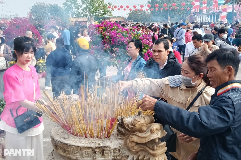 Nườm nượp người chen chân vía Mẹ Nam Hải đầu năm mới - 2 Nườm nượp người chen chân vía Mẹ Nam Hải đầu năm mới - 2