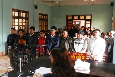 Xét xử vụ lật xe chở gỗ đè chết 10 phu gỗ 