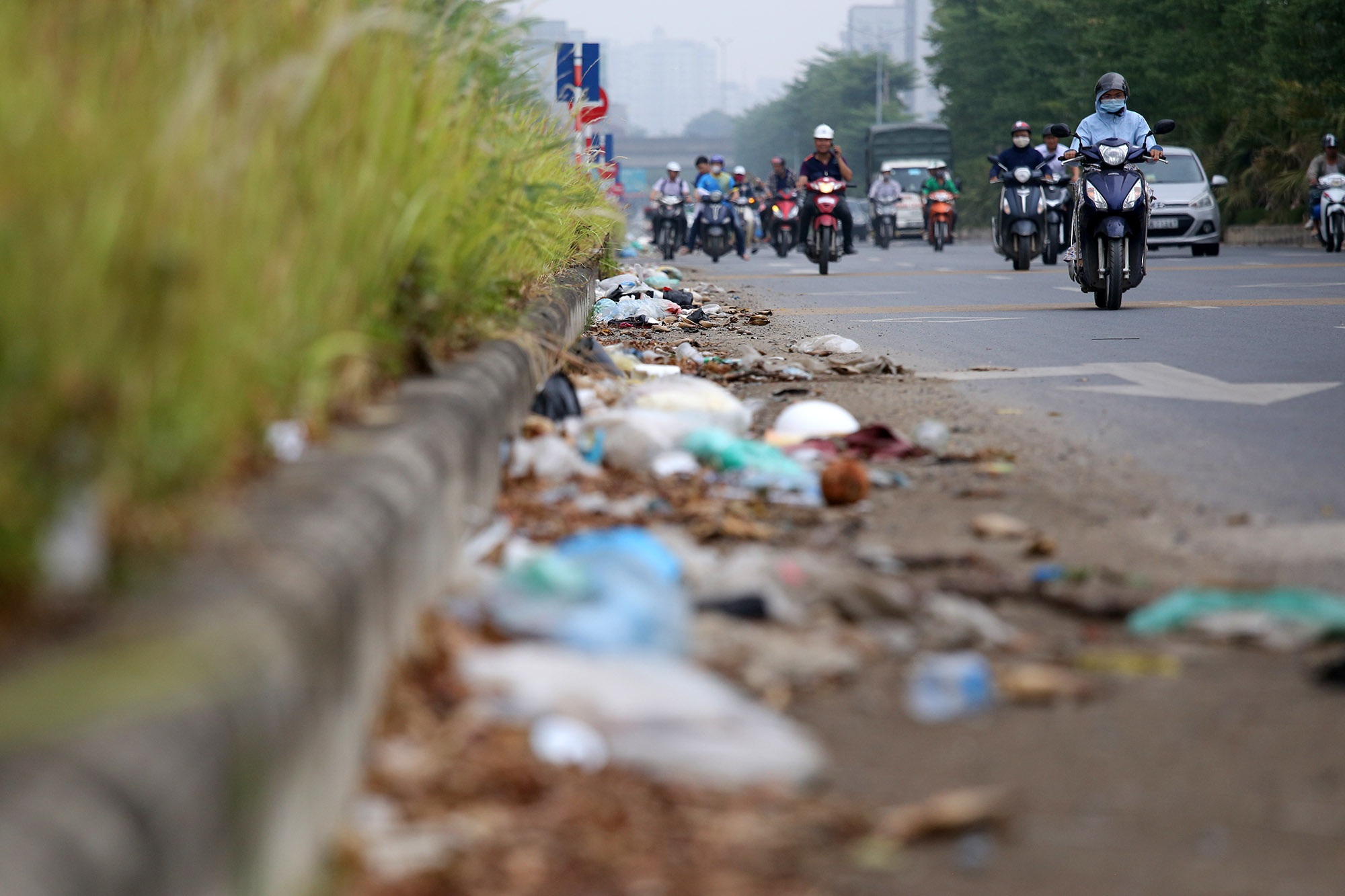 Rác ngổn ngang dọc tuyến đường nghìn tỷ giữa trung tâm Hà Nội - 5 Rác ngổn ngang dọc tuyến đường nghìn tỷ giữa trung tâm Hà Nội - 5