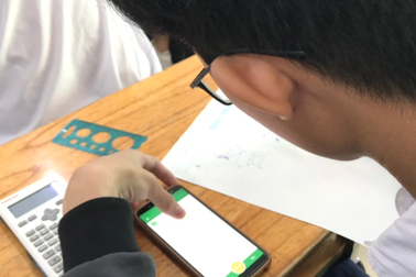 Học sinh làm bài kiểm tra bằng điện thoại: Lạ và lo!