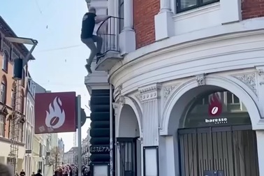 Chàng trai leo tường bằng tay không như Người nhện