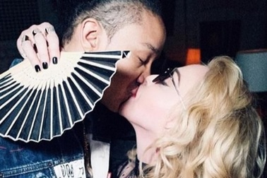 Madonna tình tứ hôn bồ kém 36 tuổi