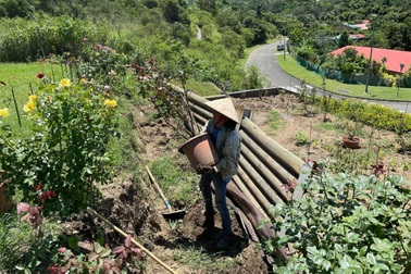 Vườn hoa 3 tầng khoe sắc rực rỡ của mẹ Việt trên đảo ở Nam Thái Bình Dương