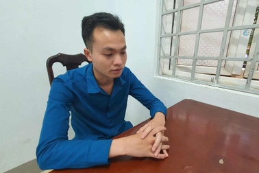 Khỏa thân nói chuyện với người lạ vì... tâm linh, một phụ nữ bị tống tiền