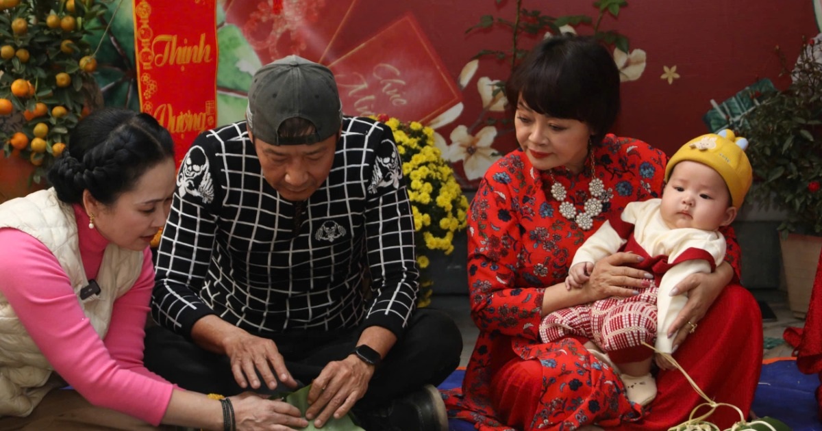 NSƯT Võ Hoài Nam, Trà My hào hứng thi gói bánh chưng đón Tết - 1 NSƯT Võ Hoài Nam, Trà My hào hứng thi gói bánh chưng đón Tết - 1