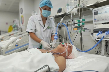 Gói xôi chia 2 bữa, người vợ nghèo khẩn cầu cứu chồng đang nguy kịch