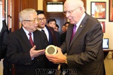 Món quà đặc biệt Thượng tướng Nguyễn Chí Vịnh tặng Thượng Nghị sĩ Mỹ