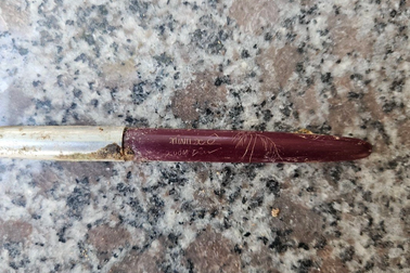 Tìm thấy bút, bình tông khắc chữ tại khu vực phát hiện 12 hài cốt liệt sỹ