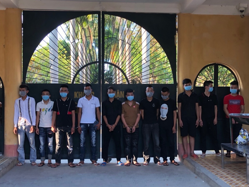 Bắt hàng chục côn đồ dùng hung khí tấn công nhau trên quốc lộ - 2 Bắt hàng chục côn đồ dùng hung khí tấn công nhau trên quốc lộ - 2