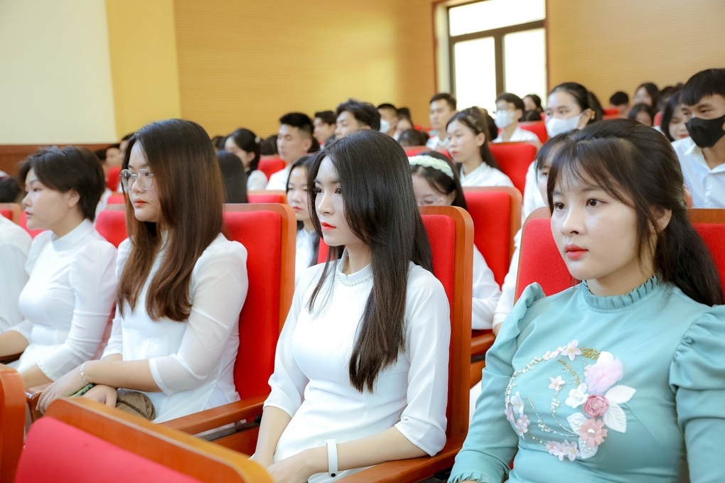 Sinh viên sư phạm được hỗ trợ hơn 104 tỷ đồng học phí, chi phí sinh hoạt - 1 Sinh viên sư phạm được hỗ trợ hơn 104 tỷ đồng học phí, chi phí sinh hoạt - 1