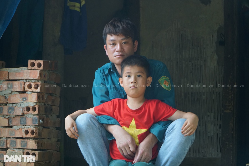 Vợ chồng nghèo mất con đầu vì bại não, khánh kiệt khi con thứ 2 thiểu năng - 3 Vợ chồng nghèo mất con đầu vì bại não, khánh kiệt khi con thứ 2 thiểu năng - 3