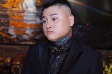 Vũ Duy Khánh bật khóc kể từng làm lơ xe, sửa điện thoại để mưu sinh