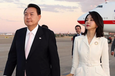 Sức hút của đệ nhất phu nhân Hàn Quốc gây sốt mạng vì phong cách độc đáo