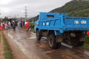 Người dân lập gác chắn vì xe quá tải cày nát đường