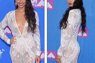 Hai siêu mẫu đọ dáng với trang phục xuyên thấu