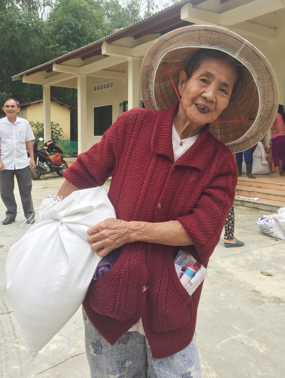 Phân bổ 1.000 tấn gạo và 4 tấn lương khô cho người dân vùng lũ - 5 Phân bổ 1.000 tấn gạo và 4 tấn lương khô cho người dân vùng lũ - 5