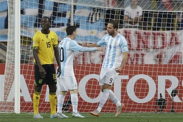 Higuain lập công, Argentina giành ngôi nhất bảng B