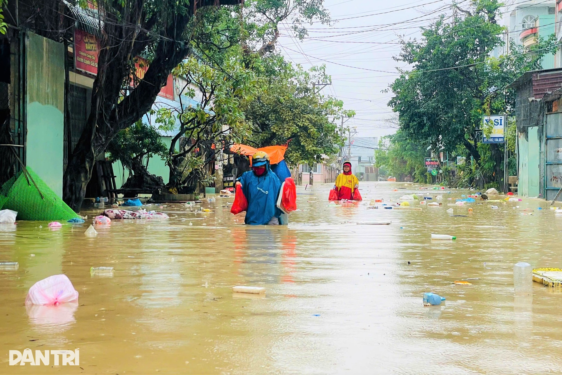Nước dâng cao, lực lượng chức năng căng mình cứu dân trong lũ - 4 Nước dâng cao, lực lượng chức năng căng mình cứu dân trong lũ - 4