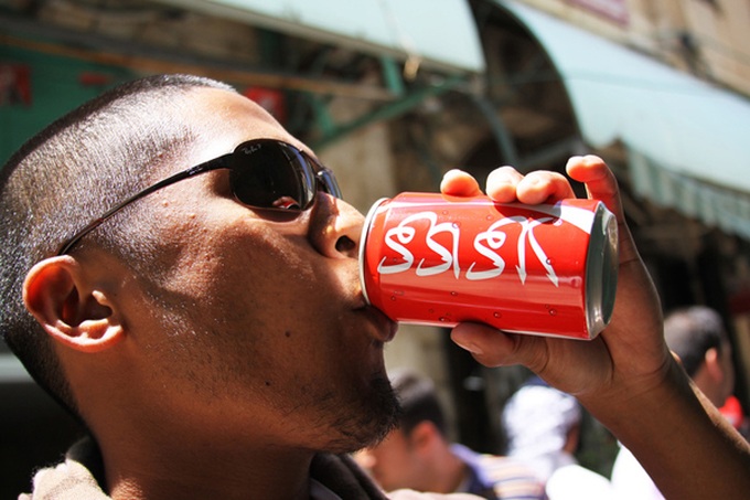 Đồ uống có ga Một lon coca nhỏ chứa 140 calo trong khi chai lớn có thể chứa lượng calo gấp đôi. Tránh xa các thức uống có ga là việc nên làm nếu muốn có một chiếc bụng phẳng.