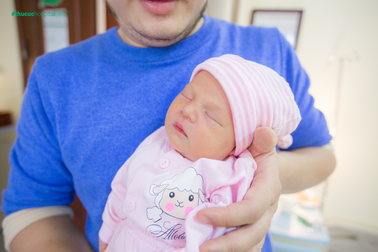 Bác sĩ Quốc tế tháo 4 vòng “tràng hoa” quấn cổ cho bé “nhanh như chớp”