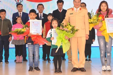 Cô bé lớp 1 và câu khẩu hiệu an toàn giao thông đạt giải đặc biệt