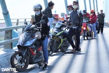 Trở lại Sài Gòn, ông bố nghẹn khóc sau "chuyến về Tết là hết sạch tiền"