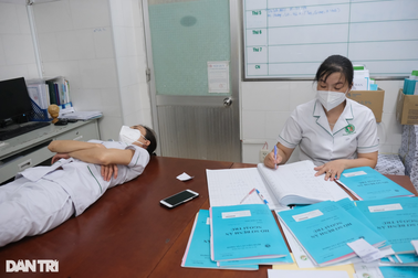 Trái chiều bác sĩ đi làm thêm phải xin phép bệnh viện: Ngành y gặp khó?