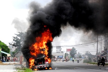 Xe container cháy dữ dội trên đường