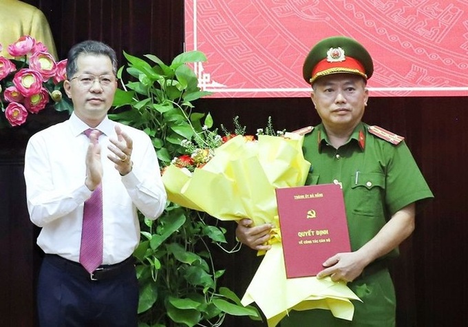 Ông Nguyễn Văn Quảng, Bí thư Thành ủy Đà Nẵng trao quyết định cho Đại tá Nguyễn Văn Tăng.
