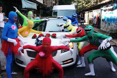 "Biệt đội siêu nhân" bê tráp gây náo loạn Sài thành