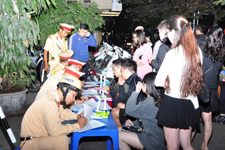 ឪពុកម្តាយជាច្រើនត្រូវបានផាកពិន័យចំពោះការផ្តល់រថយន្តដល់សិស្សដែលមិនទាន់គ្រប់អាយុបើកបរ - ១ Nhiều phụ huynh bị phạt vì giao xe cho học sinh chưa đủ độ tuổi lái - 1