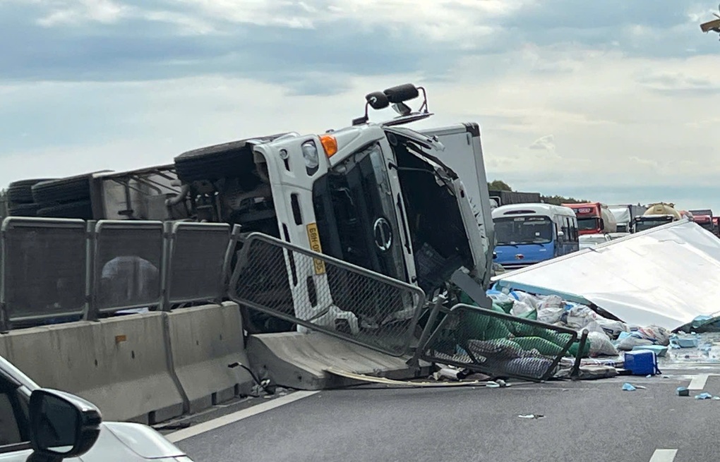 Ô tô tải tông dải phân cách, lật nghiêng trên cao tốc Vĩnh Hảo - Phan Thiết - 2 Ô tô tải tông dải phân cách, lật nghiêng trên cao tốc Vĩnh Hảo - Phan Thiết - 2