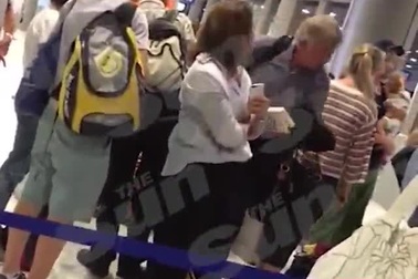 Nhân viên sân bay đấm mặt hành khách