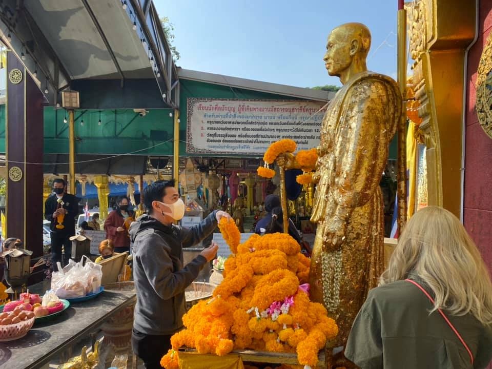 Kiatisuk lễ chùa cầu may trước khi cầm quân tại V-League - 5 Kiatisuk lễ chùa cầu may trước khi cầm quân tại V-League - 5