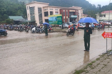 Người dân ra vào chợ biên giới ở Nghệ An được cấp thẻ