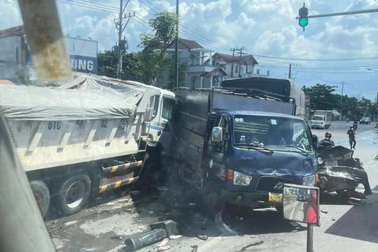 Tạm giữ tài xế xe ben tông loạt ô tô và xe máy dừng đèn đỏ ở Bình Dương