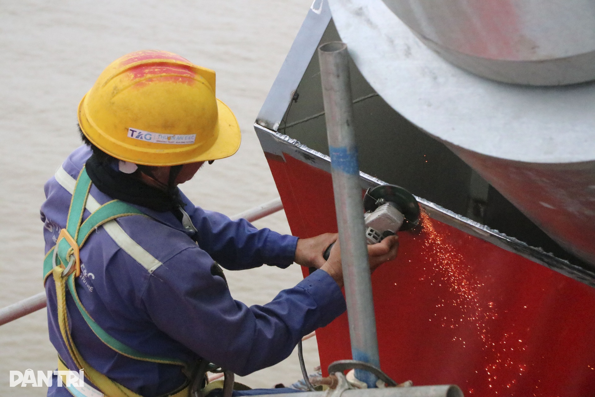 Cầu Hoàng Gia hơn 2.300 tỷ đồng trước ngày thông xe - 9 Cầu Hoàng Gia hơn 2.300 tỷ đồng trước ngày thông xe - 9