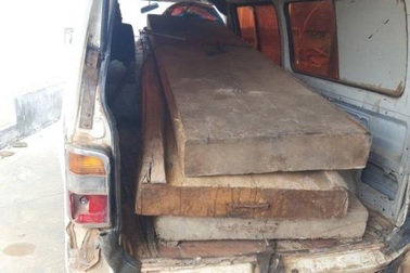 Dân tố chủ tịch xã "âm thầm" tẩu tán gỗ tang vật